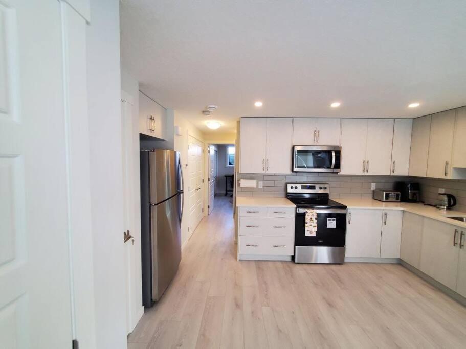 דירות YYC Cozy Rockland Park Unit+Parking מראה חיצוני תמונה
