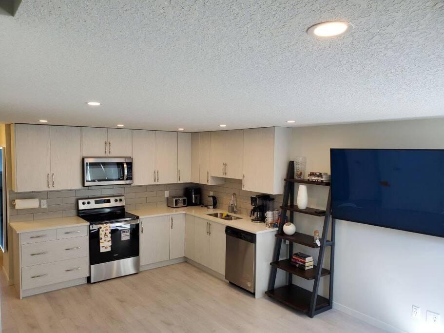 דירות YYC Cozy Rockland Park Unit+Parking מראה חיצוני תמונה