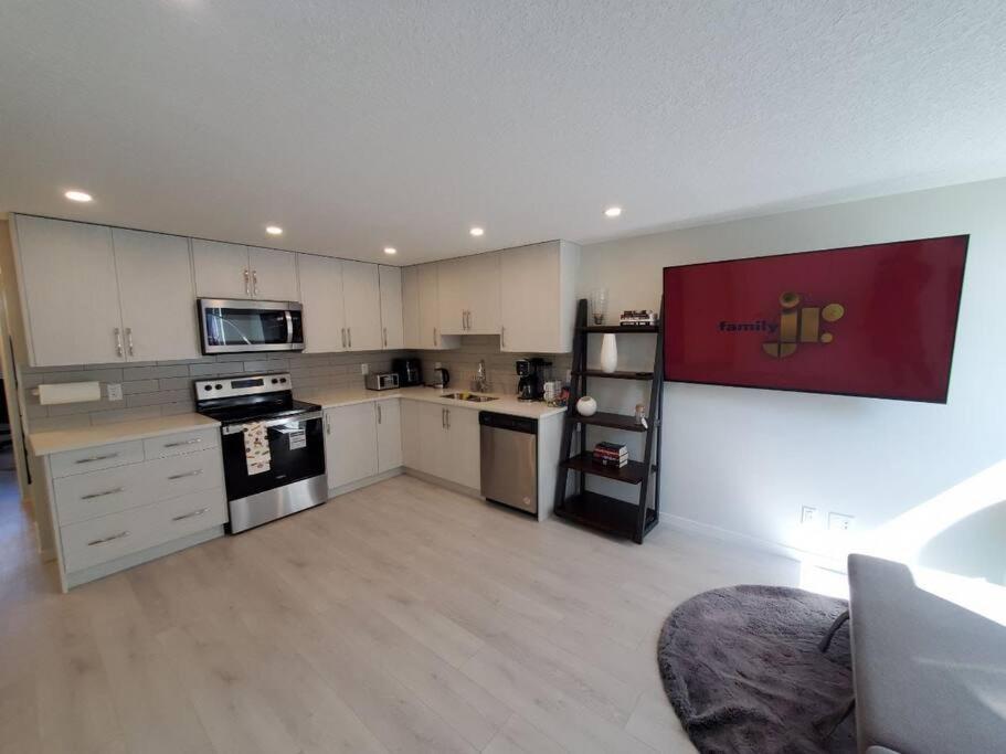 דירות YYC Cozy Rockland Park Unit+Parking מראה חיצוני תמונה