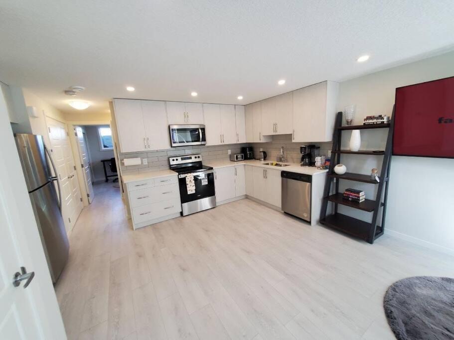 דירות YYC Cozy Rockland Park Unit+Parking מראה חיצוני תמונה