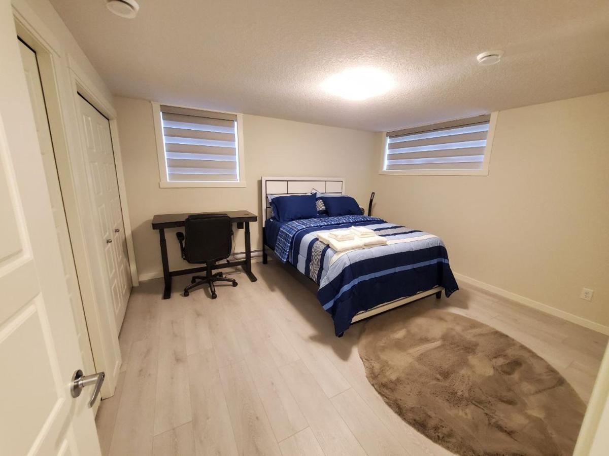 דירות YYC Cozy Rockland Park Unit+Parking מראה חיצוני תמונה